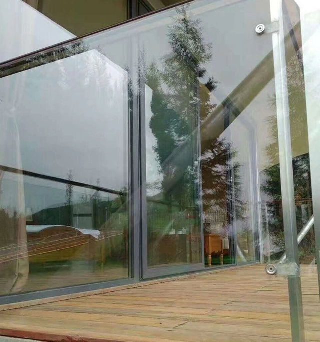 ガラスの手すりと階段のブログとダウンロード