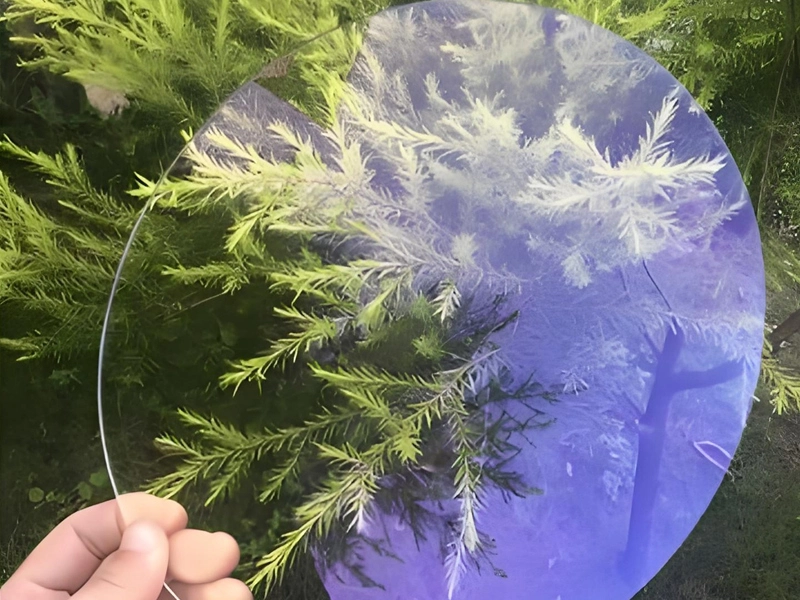 通常のガラスと比較した反射防止ガラスの利点は何ですか