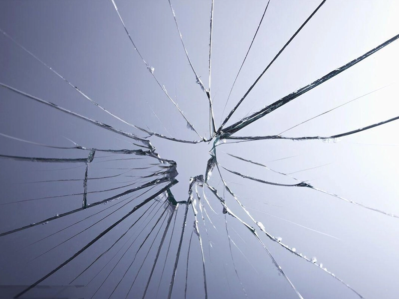 熱強化ガラスは自発的に壊れますか?