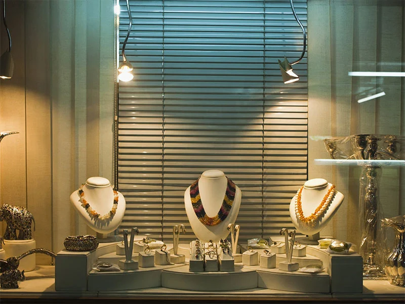 通常のガラスと比較した防弾ガラスの利点は何ですか